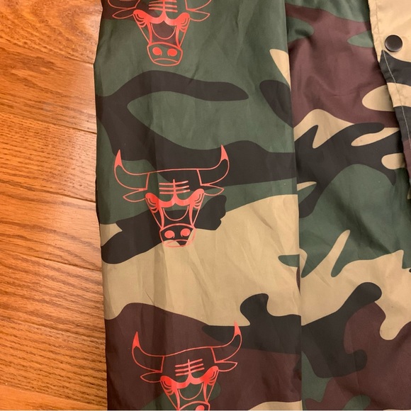 NBA Chicago Bulls Camo Nylon WindBreaker Woodland mesh size large lined snaps - Picture 8 of 8